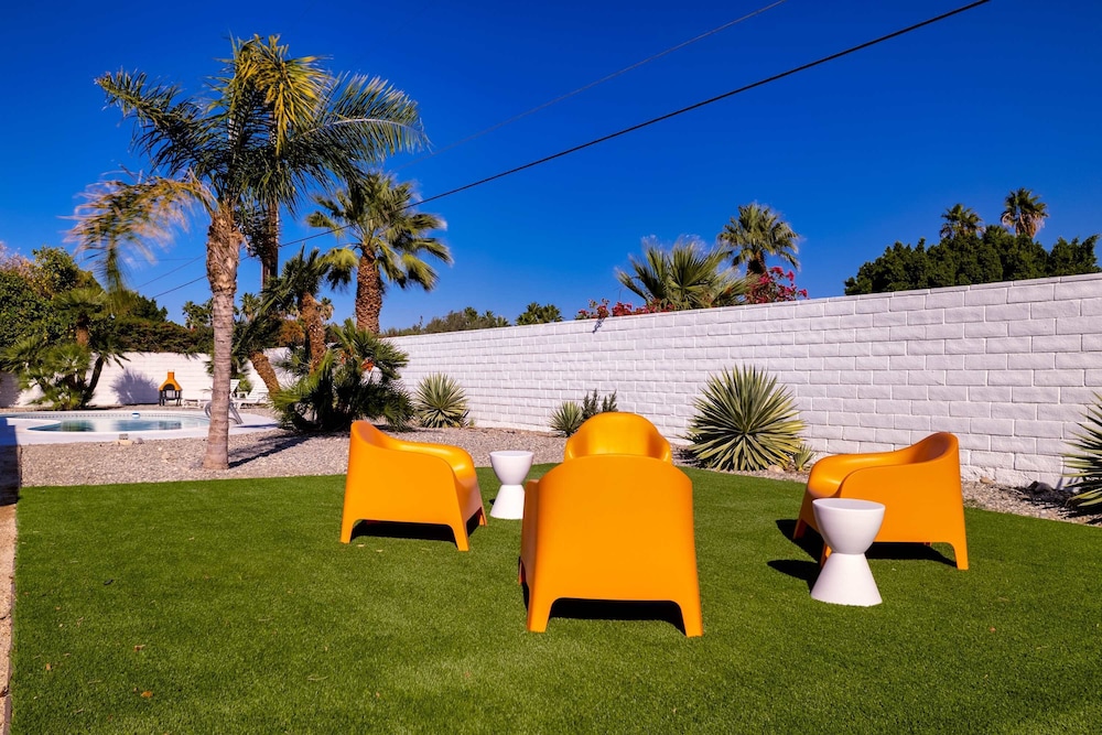 Retro Desert Retreat - Ideal Palm Springs
