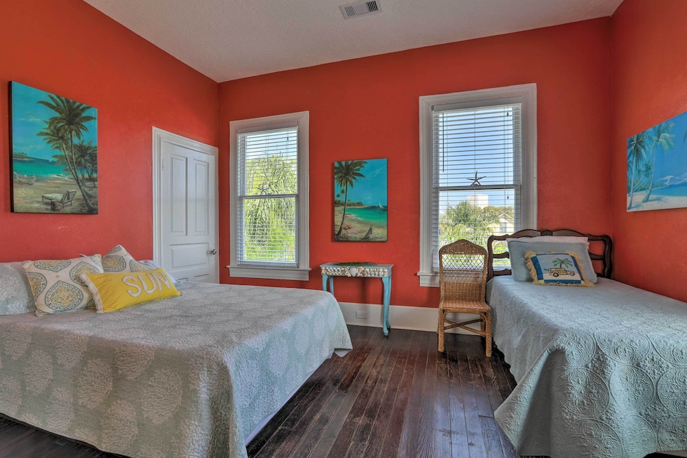 Historic Galveston Hideaway, Walk to the Beach!