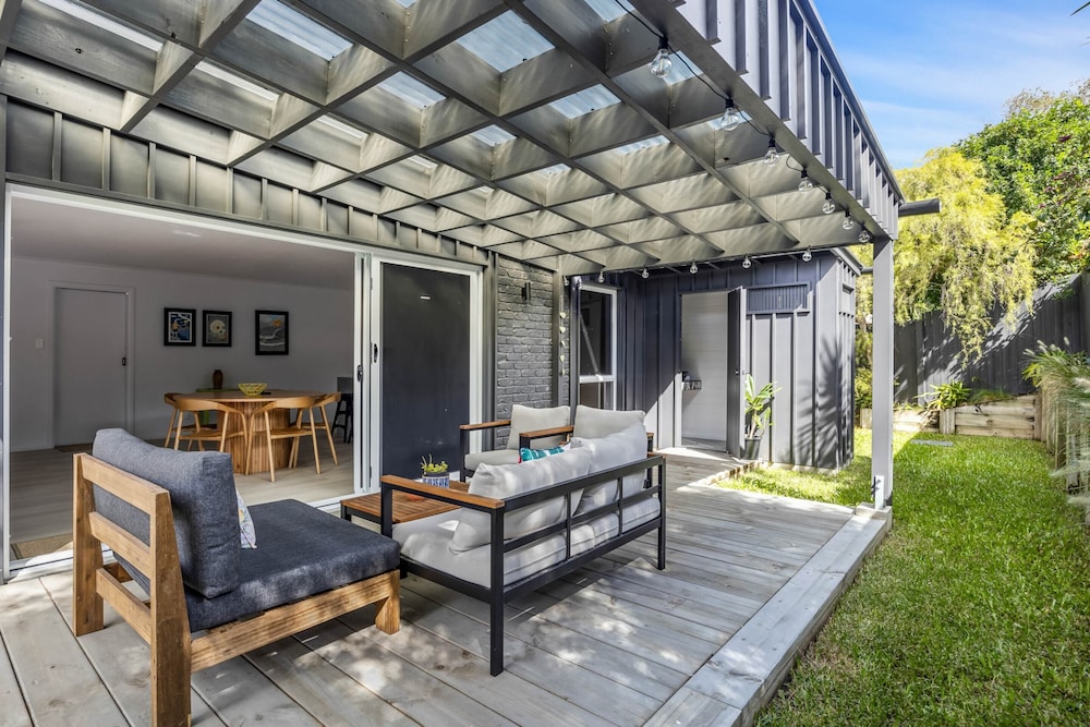 Trendy 2-bed Home With Outdoor Entertainment