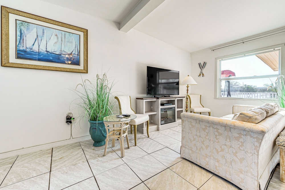 < 1 Mi to Hudson Beach: Waterfront Apt w/ Dock