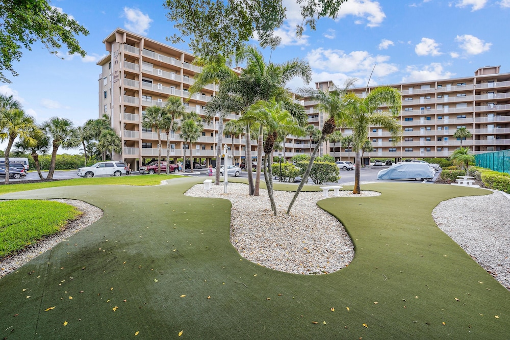 Bayshore Yacht & Tennis 409 - Premier