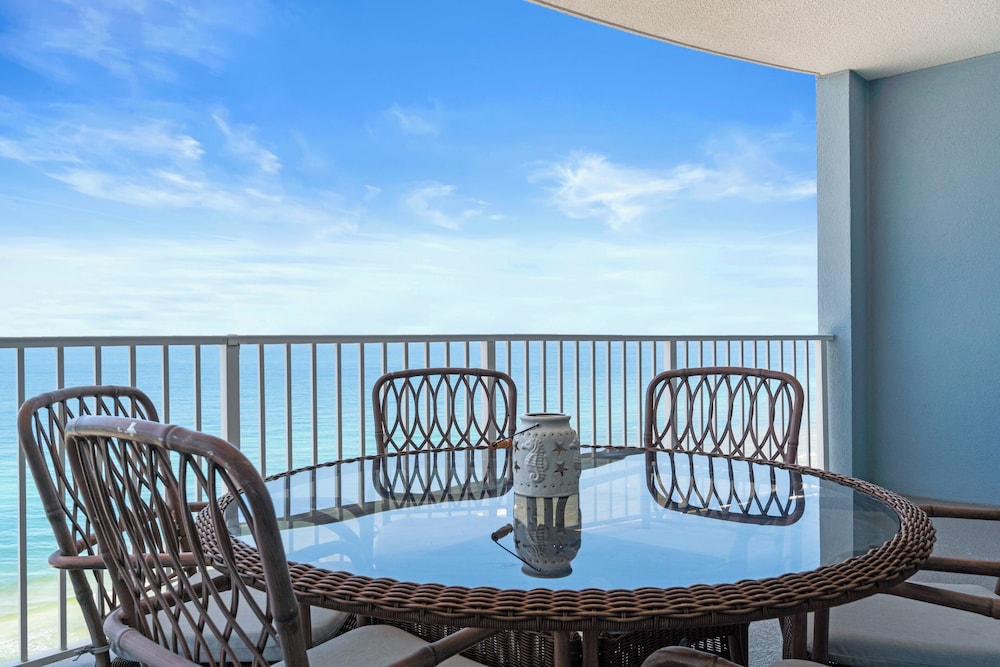 Twin Palms by Book That Condo