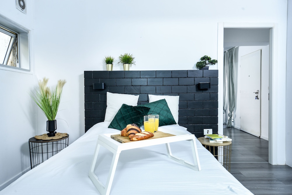 Beautiful Interior with Private Outdoor view 3