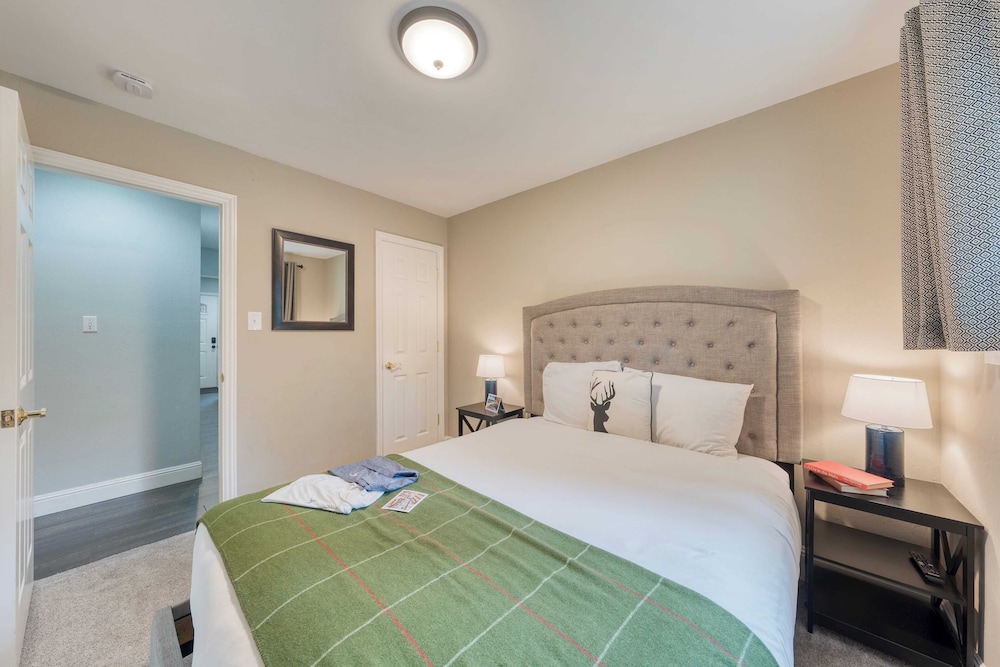Ski Way by Avantstay Cozy Tahoe Home w/ Fireplace & Balcony