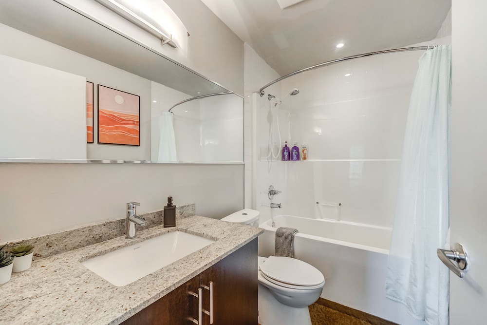 Luxury 2BR Condo - Downtown City Views