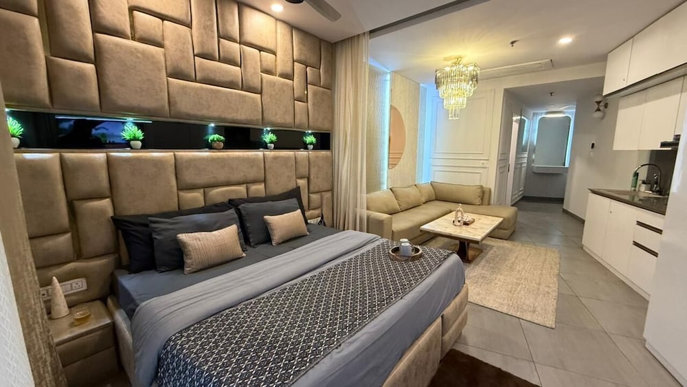 41 Floor River View - TheRoomeraStay