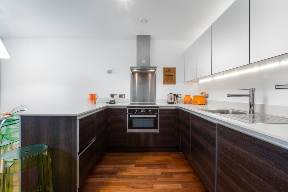Two Bedroom Flat With Balcony in Central Wimbledon by Underthedoormat