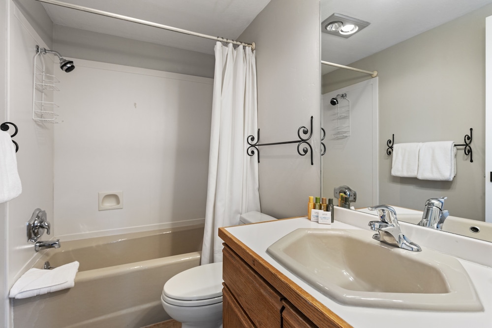1207 - Four Bedroom with Spa Pinnacle 4 Condo