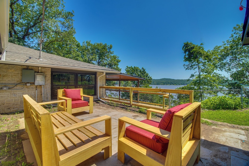 Waterfront Hot Tub - Luxe Home on Grand Lake!