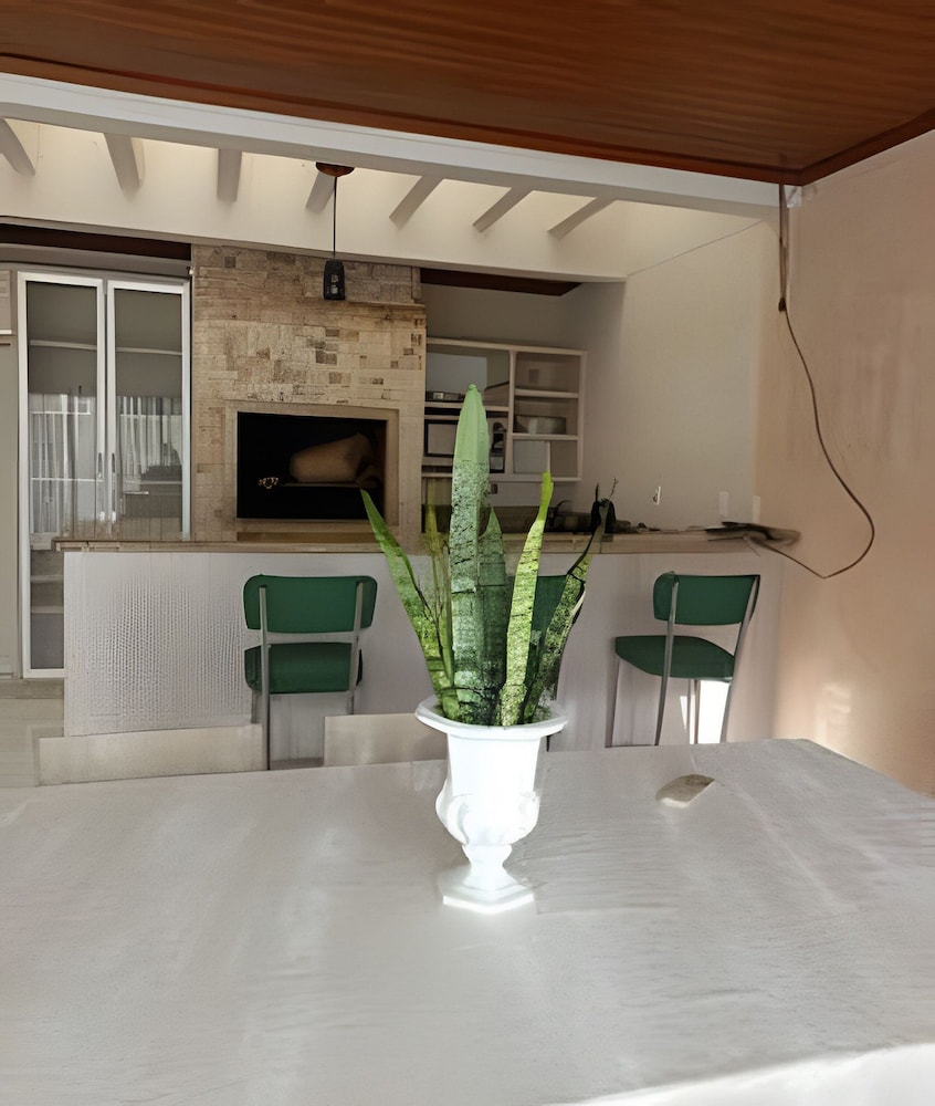 Casa com piscina 5 suites 1 quarto e AC