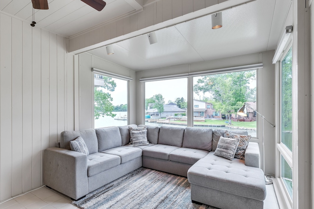 Lakefront Retreat With Private Pool, Hot Tub And Dock 4 Bedroom Home