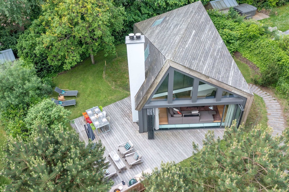 Relaxed and Atmospheric 6-person Villa Near the Forest