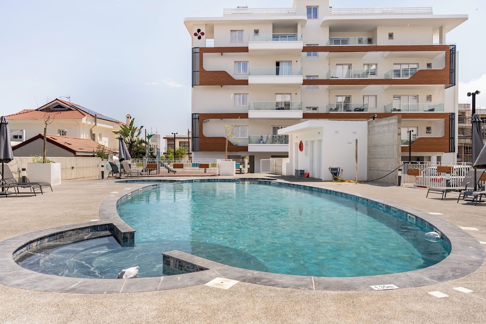YAMAS Urban Living Platinum 77 Apartments