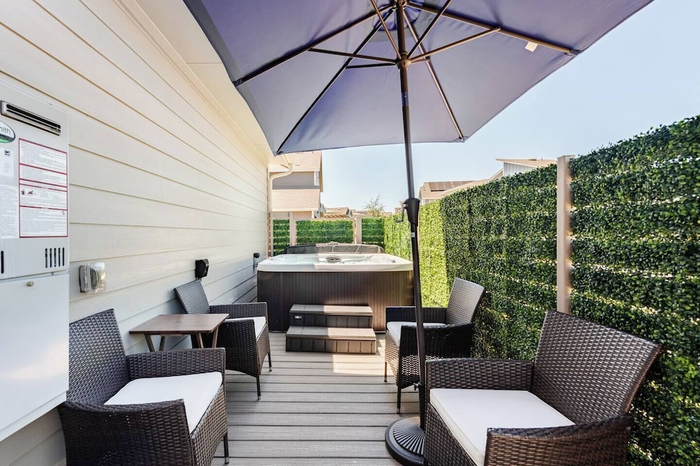 Luxury 2S Condo Hot Tub Gym Pool Airport