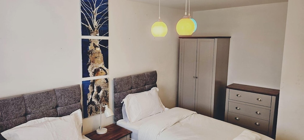 House - Sleeps 11 - Parking - Station Close
