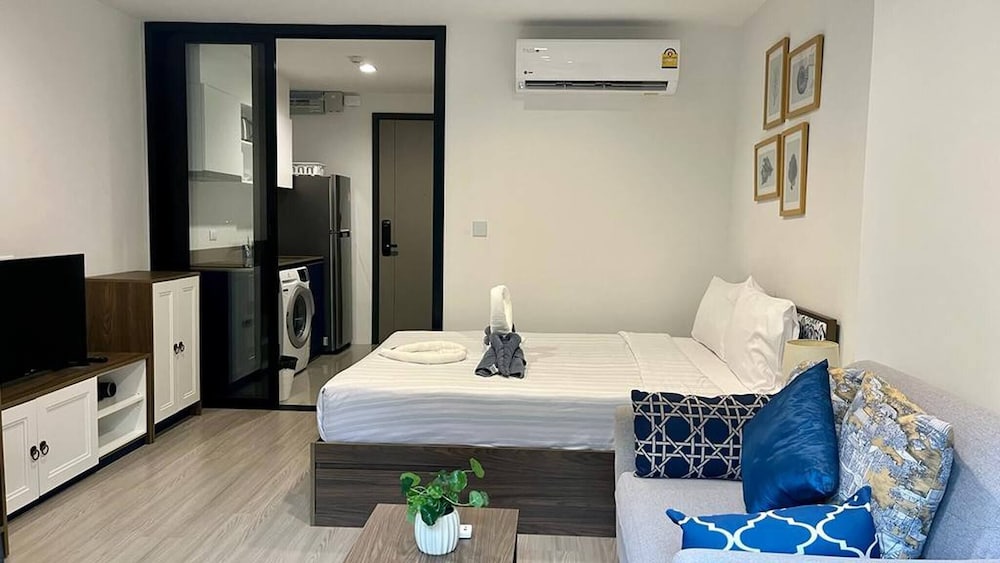 The Base - New Studio Great Location, Shared Pool