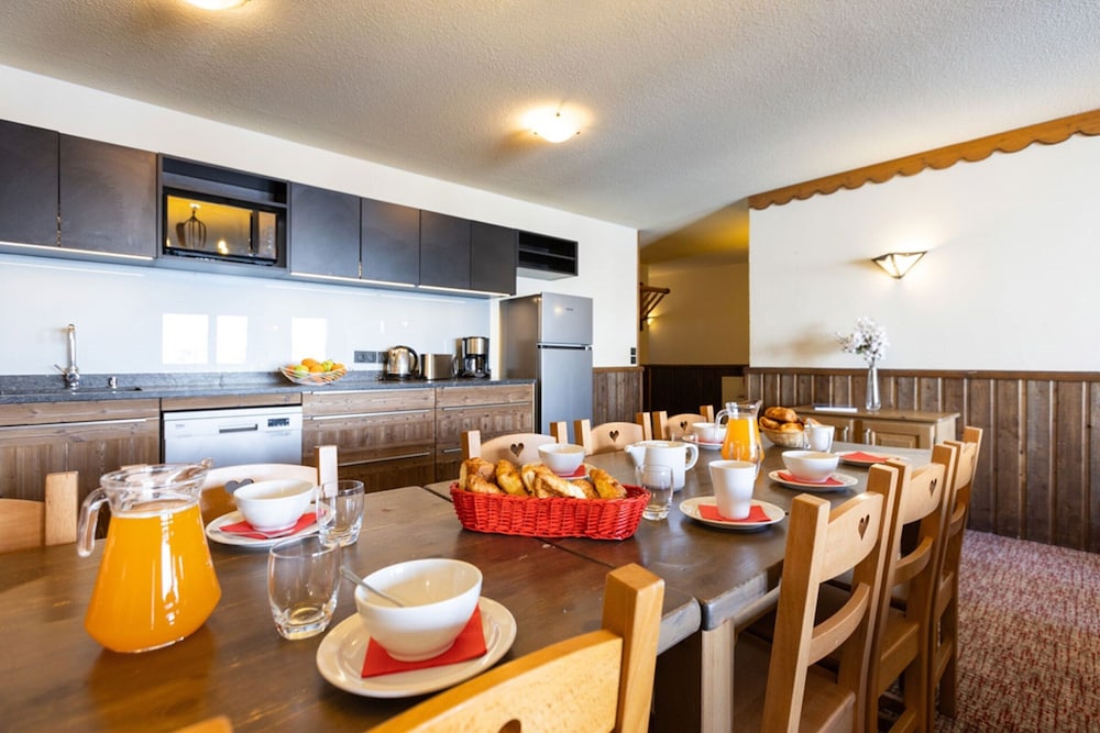 Apartment With Fireplace and Wi-fi in Arc 2000