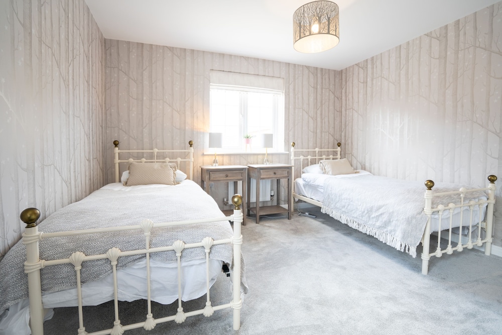 Comfortable 5 Bedroom Detached House With Parking view 4