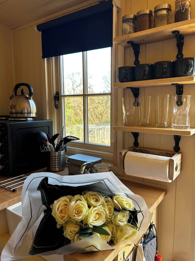 Haslemere - Cabin - Sleeps 2 - Parking - Garden