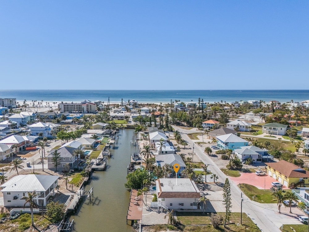 21591/3 Waterfront Duplex With Pool And Spa - Manor 4 Bedroom Home