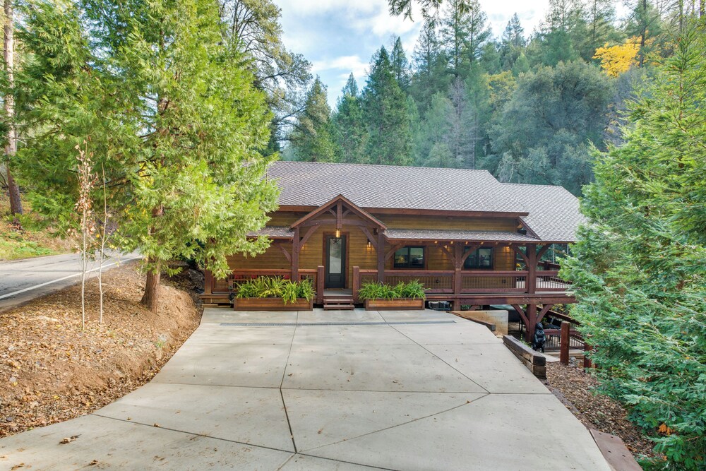 Bear Lodge Waterfront Cabin w/ Level 2 EV Charger