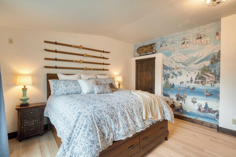 Winterhaven Estate by Avantstay Sleeps 19 Guests Mountain Compound w/ Views, Firepit, Hot Tub