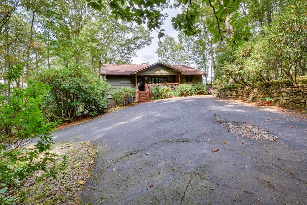 Highlands Haven: Fireplace, Deck & Mountain Views! view 4