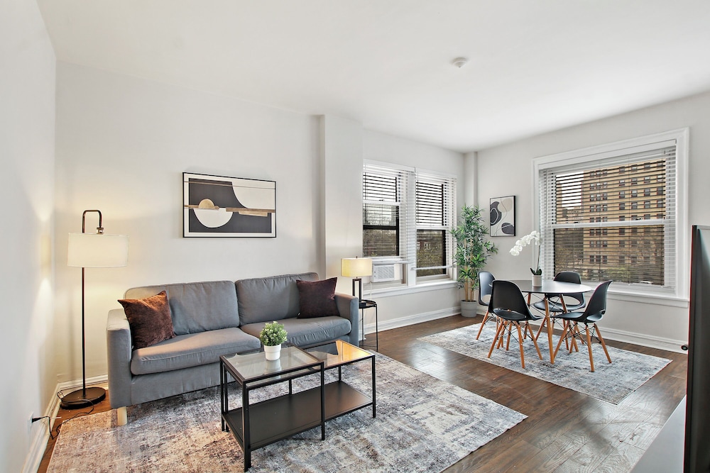 Sleek 2BR - Hyde Park 405