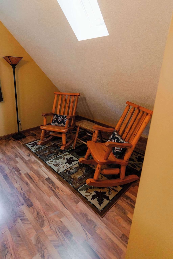 Cheerful Two Bdrm Cabin With Hot Tub & Pet Friendly