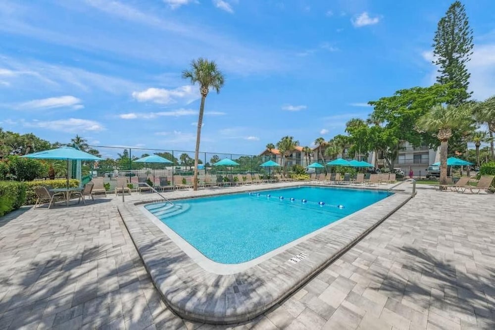 Coastal Lakehouse Condo on Siesta Key Public Beach