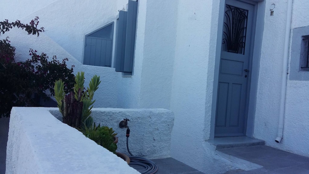 Charming 1705 Castle House in Pirgos Kallistis, Greece