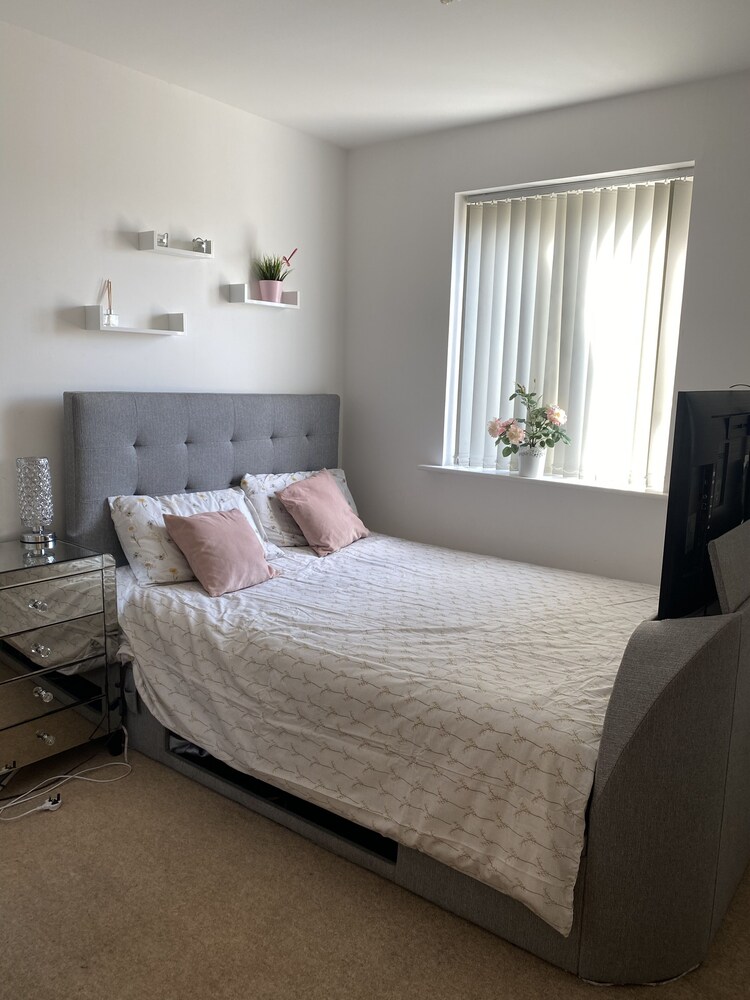 Captivating 1-bed Apartment in Barking view 4
