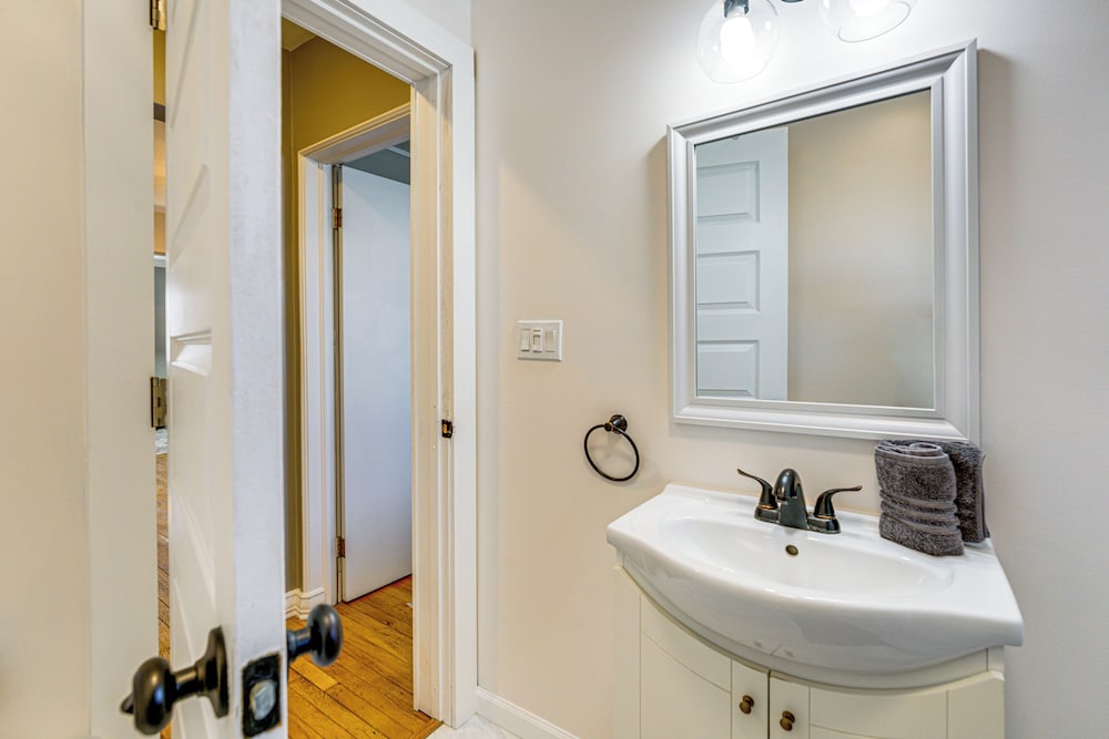 < 1 Mi to Dtwn Clawson! Family Retreat w/ Yard