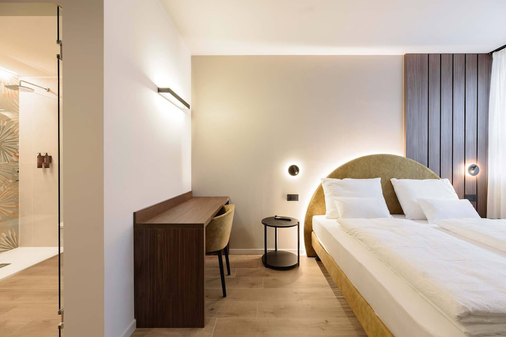NAOMI Rooms