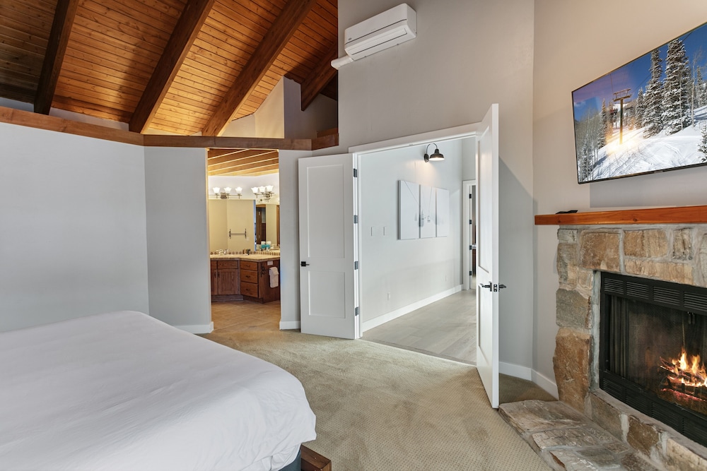 1207 - Four Bedroom with Spa Pinnacle 4 Condo