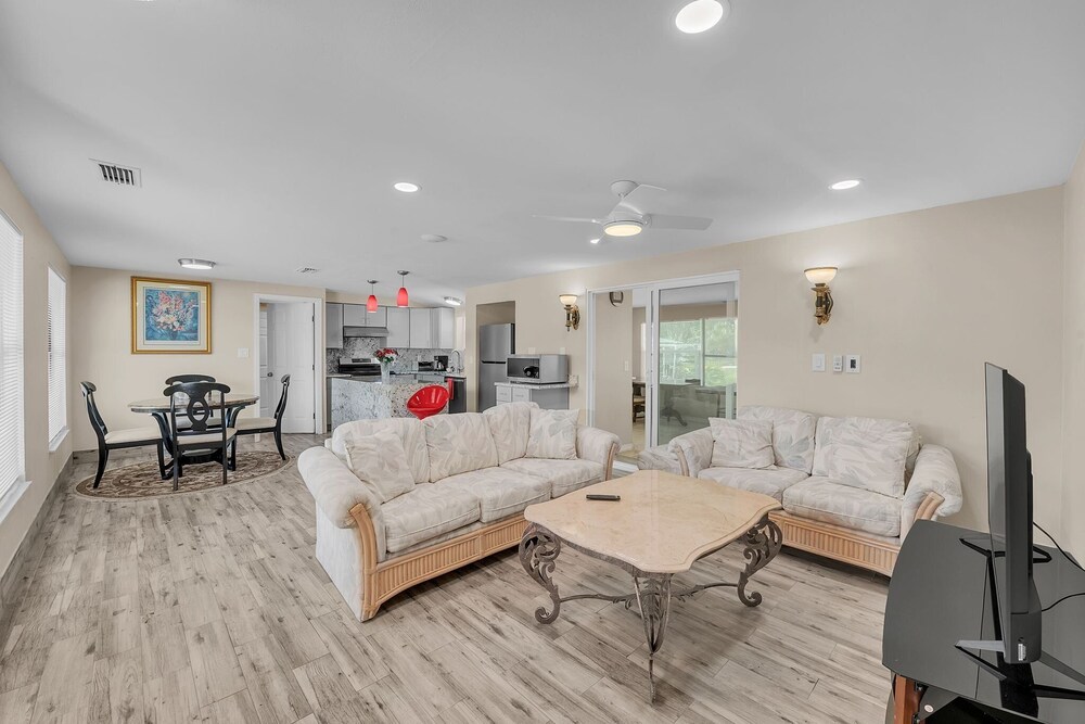 Elwood Park Gem: Spacious 3br Prime Location 3 Bedroom Home