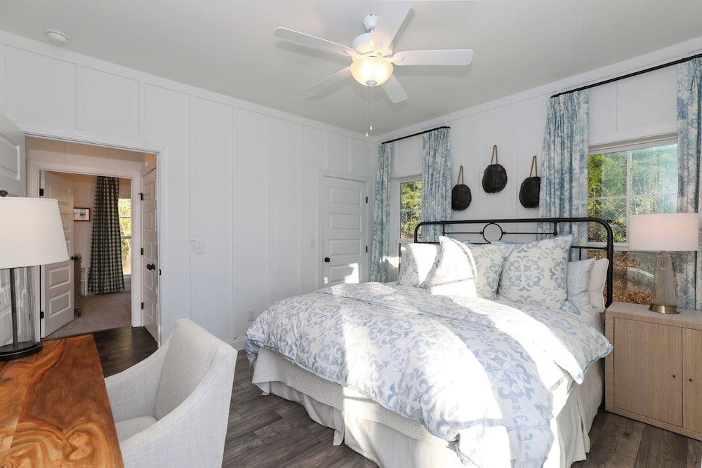 Scenic 4BR 2BA Lake Burton Home