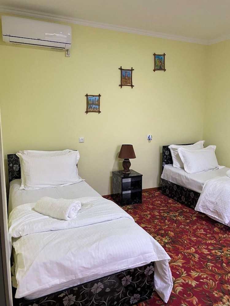 Family Guest House Parivash