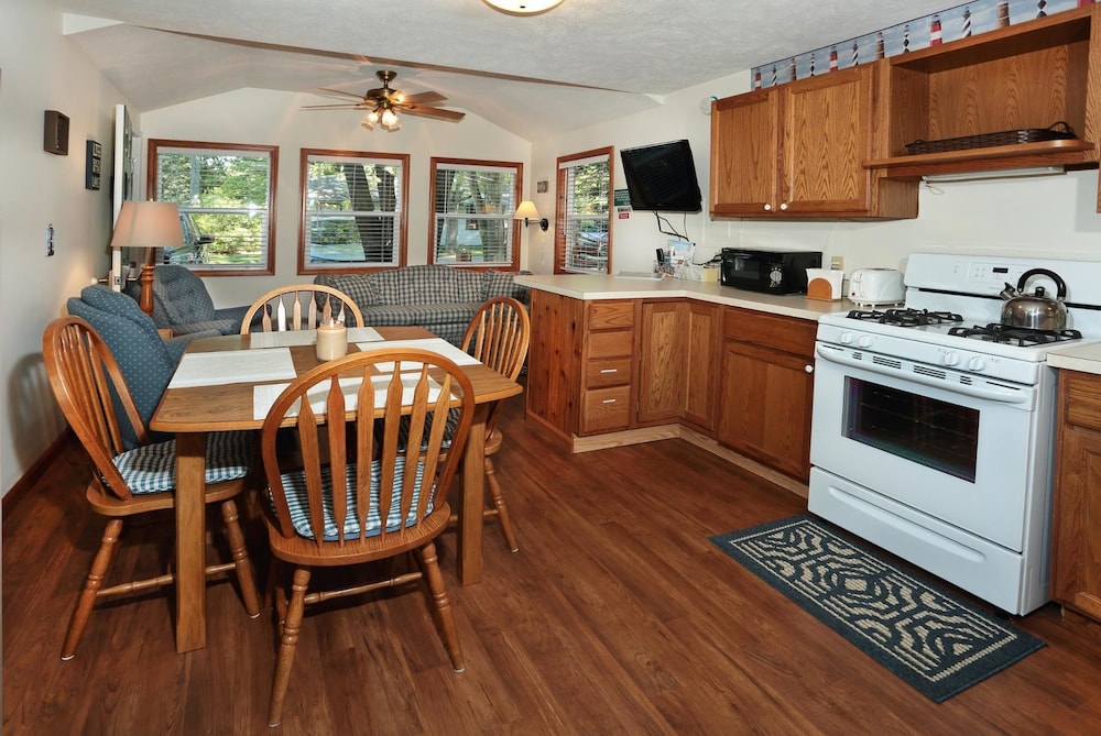Goshorn Lake Cottages