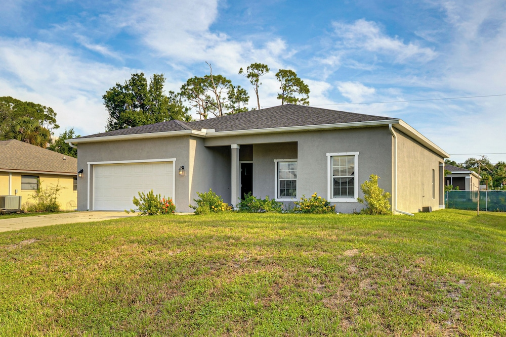Golf, Shop & Beach-hop: Port Charlotte Gem w/ Yard