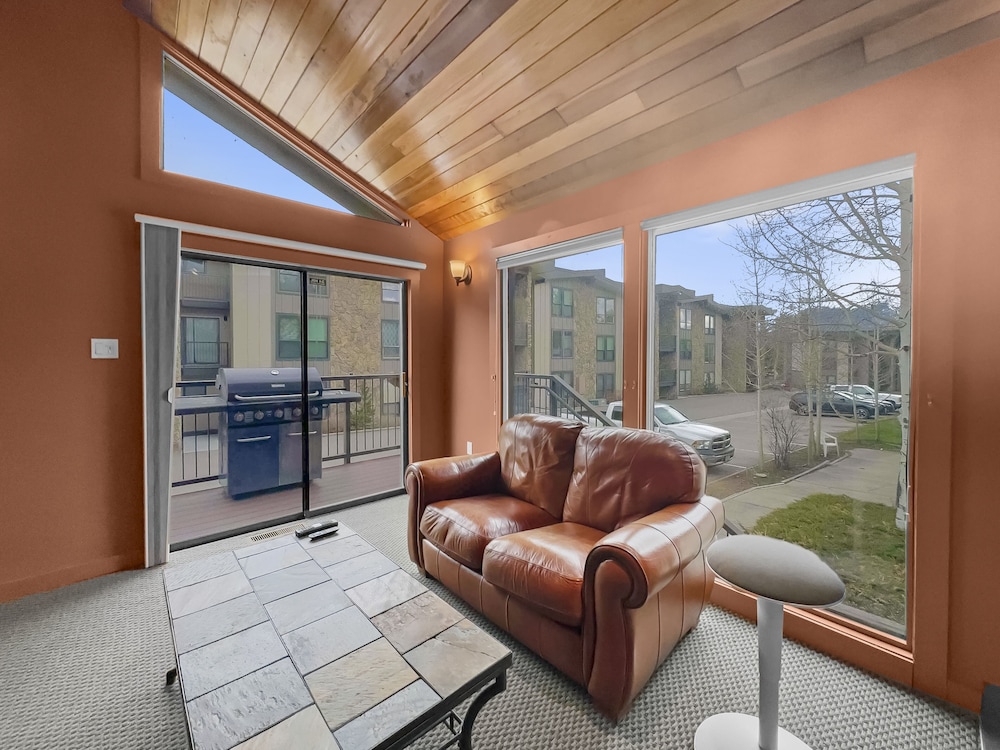 F108 Lake Cliffe S 1 Bedroom Condo by RedAwning