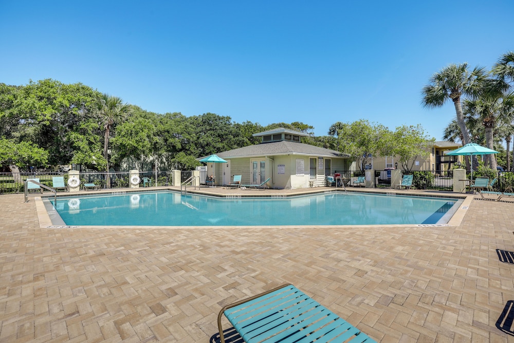 Walk to St Augustine Beach! Condo w/ Pool Access