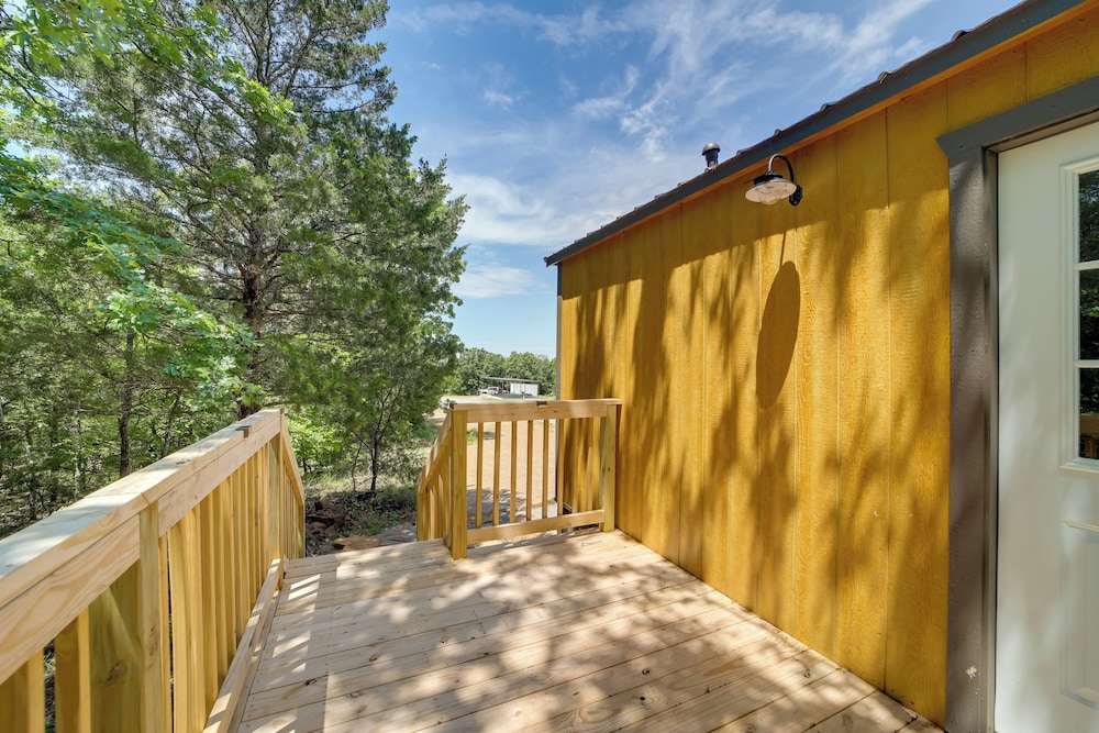 Cabin in Petrified Forest Near Eufala Lake!
