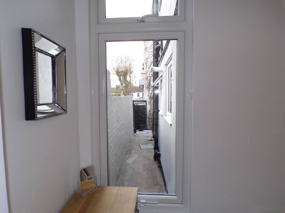 Inviting 3-bed Apartment in Southend-on-sea view 2