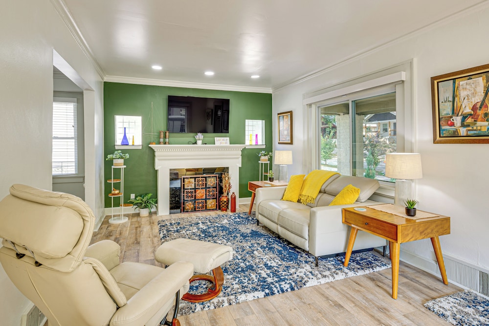 6 Mi to Arrowhead Stadium: Charming Home w/ Porch!