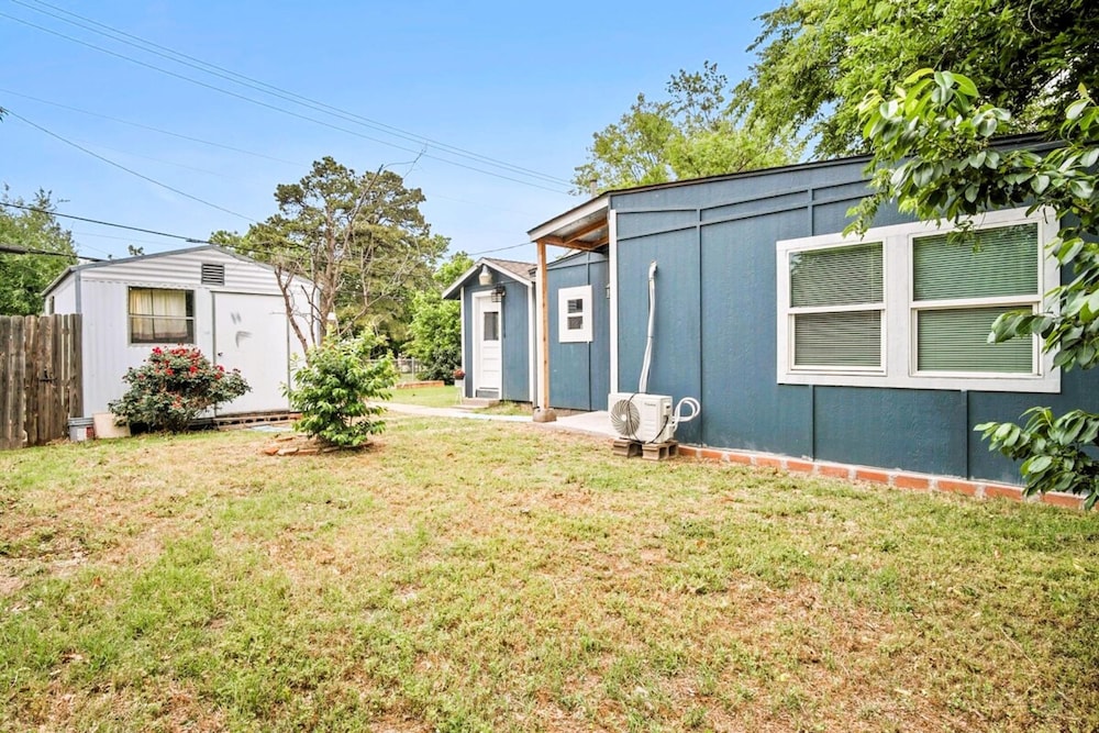 Cute Tiny House With Fenced Yard Near Plaza Dist view 3