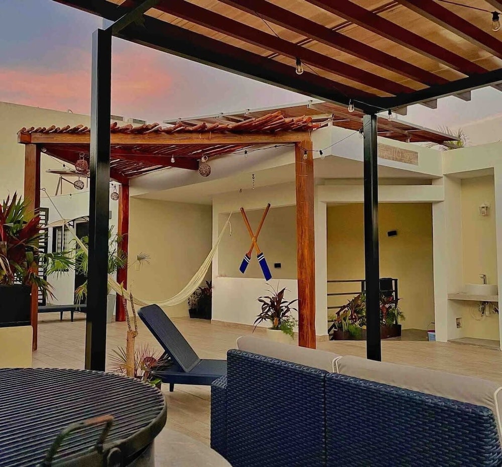 Spacious 1 BR With Great Location Rooftop Pool by Waves Management