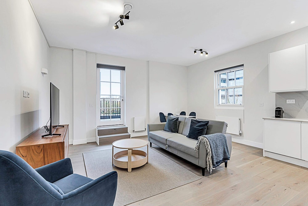 Sunny 2-bed Flat in Chiswick
