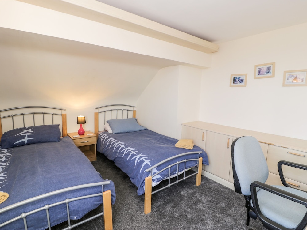 11 Glyn Garth Mews