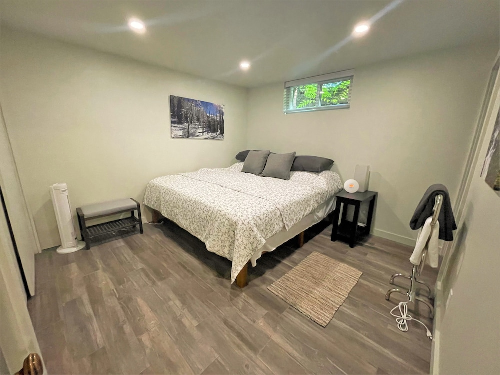 4th Avenue 1-Bedroom 1 Home by RedAwning view 5